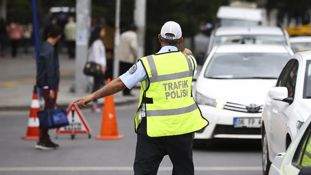 Trafikte telefonuna bakan yandı! 