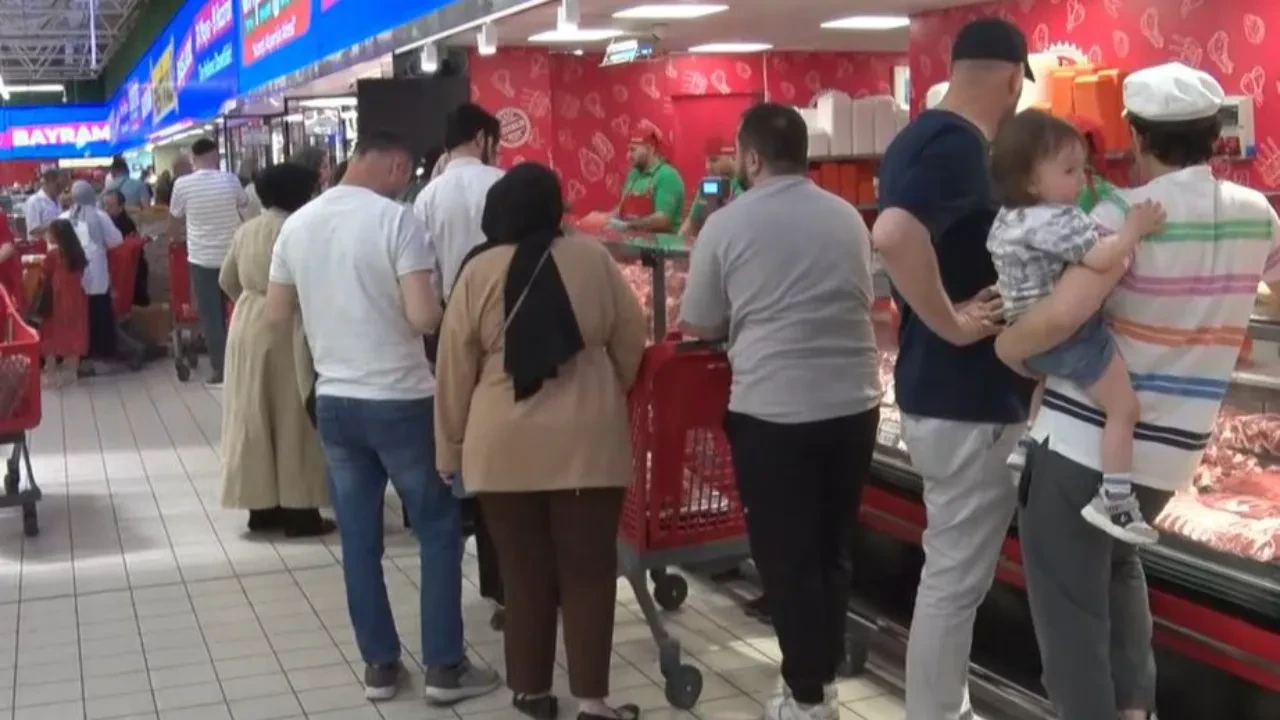 Zincir markette bayram kampanyası: Yüzde 40 indirimi duyan koştu