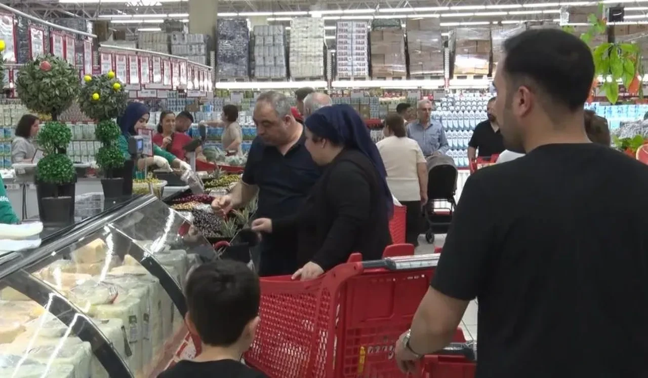 Zincir markette bayram kampanyası: Yüzde 40 indirimi duyan koştu