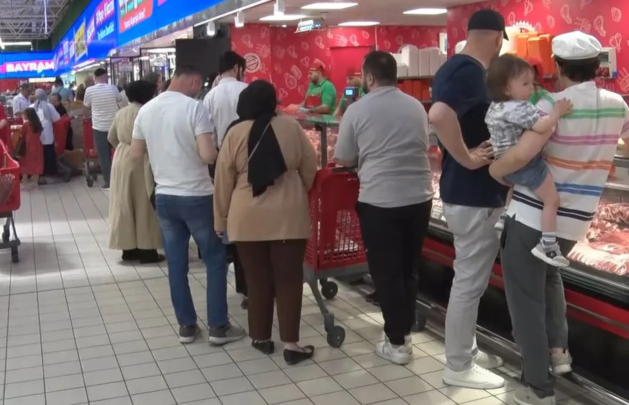 Zincir markette bayram kampanyası: Yüzde 40 indirimi duyan koştu