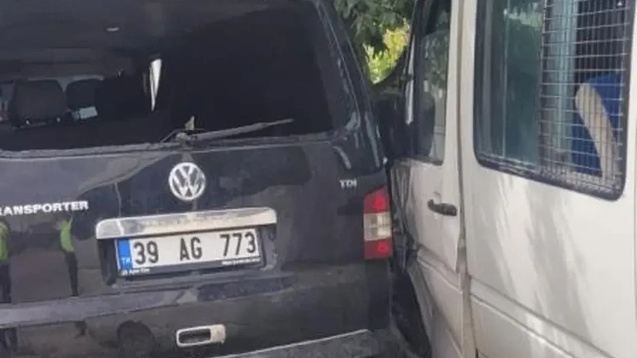 Afyonkarahisar’da minibüs ile kamyonet çarpıştı, 9 yaralı