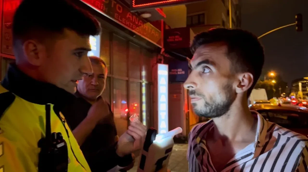 Alkolmetreyi 4 kez üflemeyip kaçmaya çalıştı, polisin bir sözüyle geri döndü