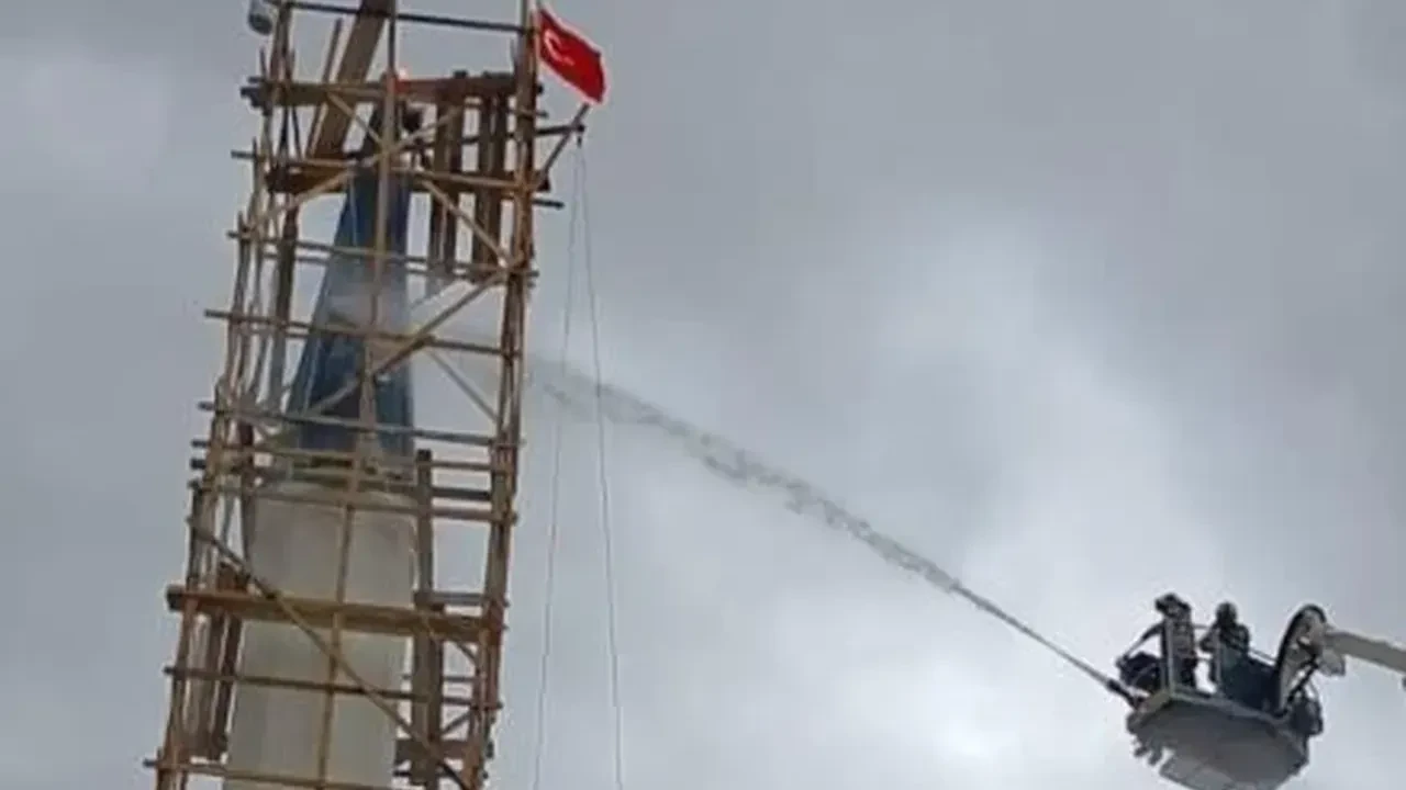 Ankara’da minareye yıldırım düştü, itfaiye müdahale etti!