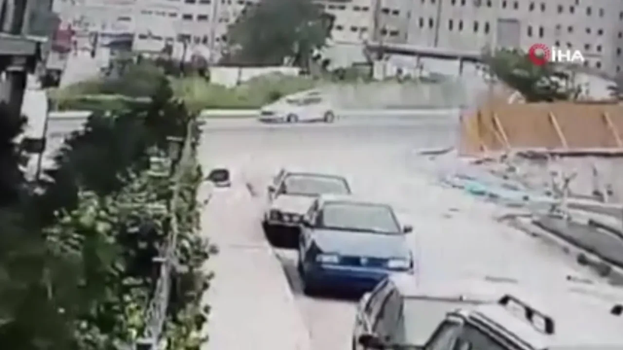 Araç karşı şeride böyle uçtu! Beylikdüzü