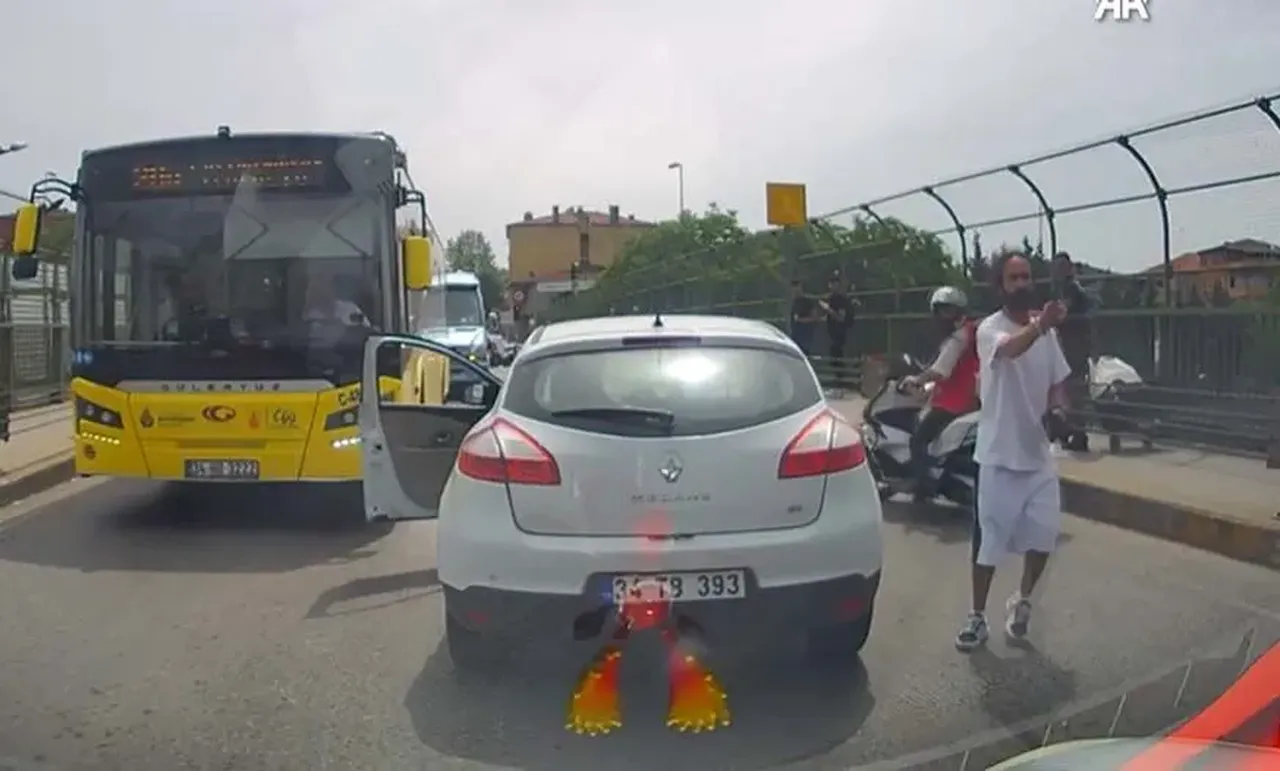 Bakan Yerlikaya 'Gereği yapıldı' diyerek duyurdu! Trafikte yangın tüpüyle durdurulan bıçaklı saldırgan gözaltında