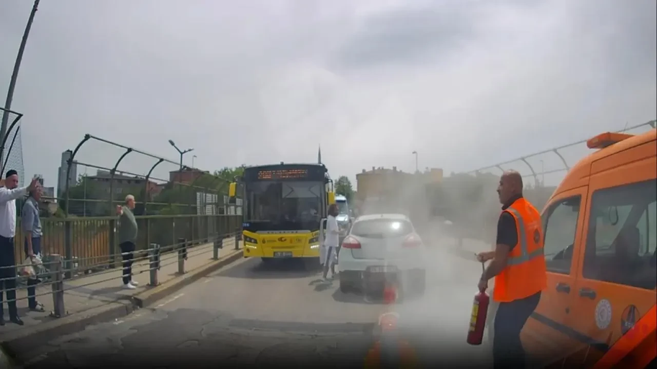 Bakan Yerlikaya 'Gereği yapıldı' diyerek duyurdu! Trafikte yangın tüpüyle durdurulan bıçaklı saldırgan gözaltında