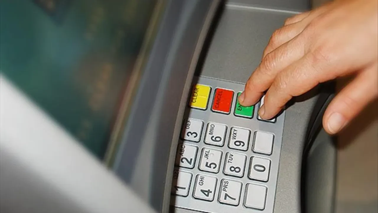 Bankamatikteki dalgınlığı parasına mal oldu! Gerçek kamera kaydıyla ortaya çıktı