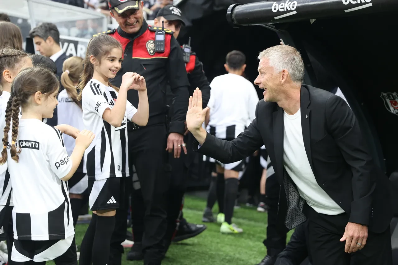 Beşiktaş'ta istifa sesleri! Ole Gunnar Solskjaer cevabını verdi
