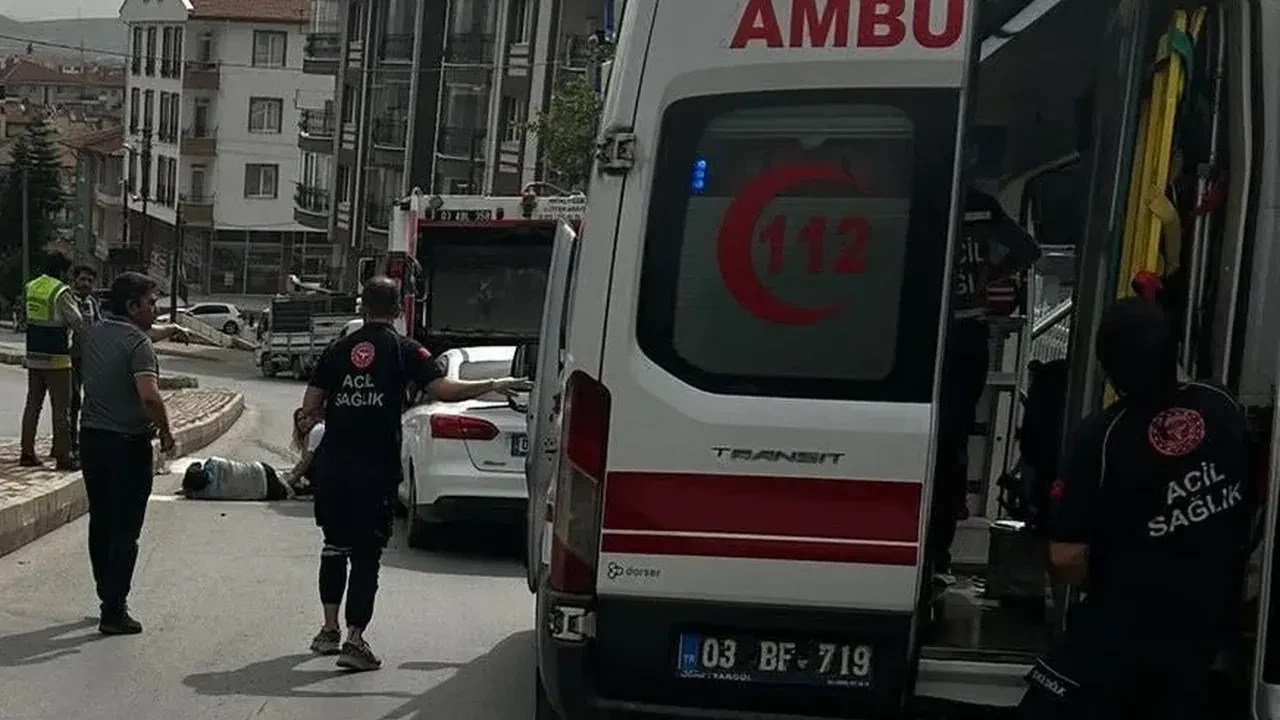 Çöp kamyonuna arkadan çarpan otomobil işçinin ayağını koparttı!