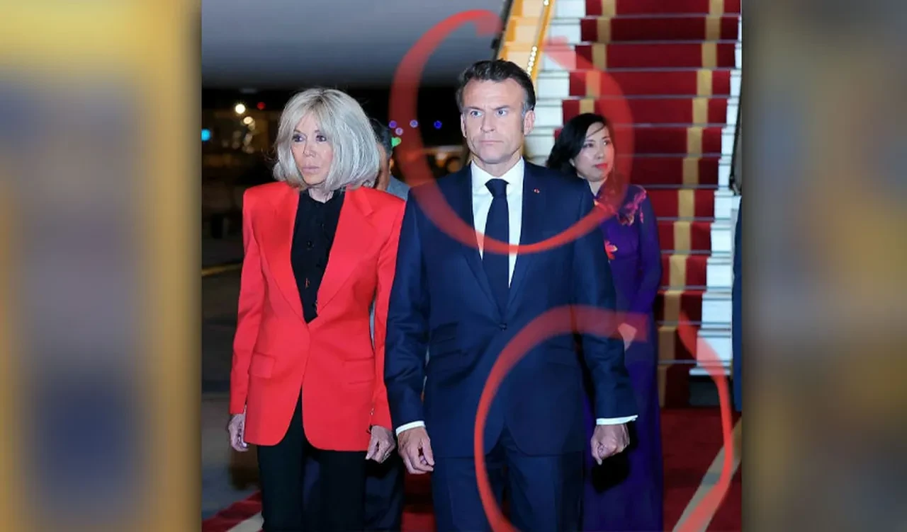 Eşinden tokat yiyen Fransız lider Macron'u çileden çıkaracak afiş