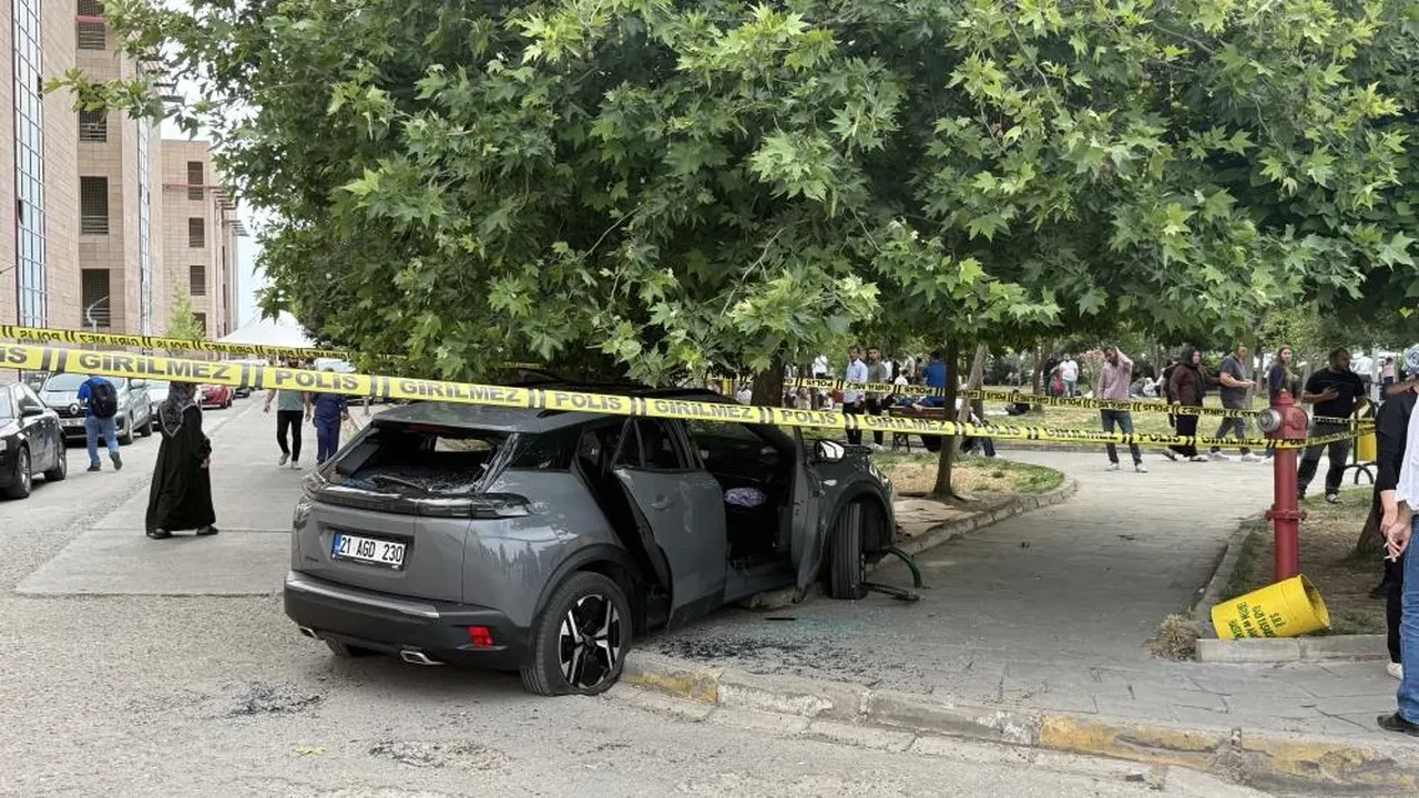 Fren yerine gaza bastı, sonu faciayla bitti: Aracının altında ezdi