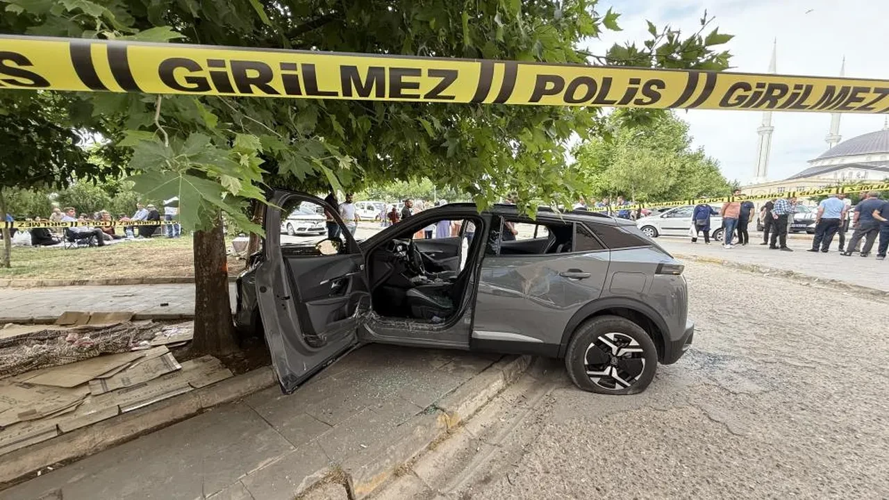 Fren yerine gaza bastı, sonu faciayla bitti: Aracının altında ezdi