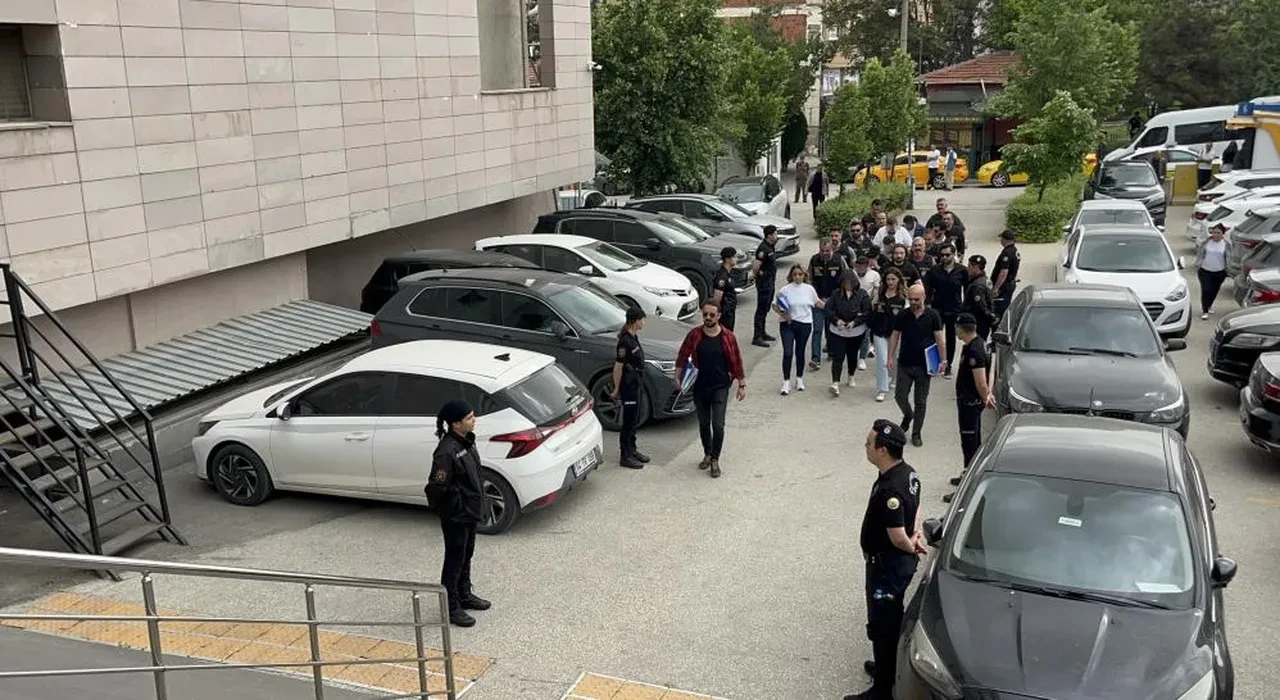 Fuhuş operasyonunda çok sayıda gözaltı var! Bir kadın gözyaşları içinde adliye binasına girdi