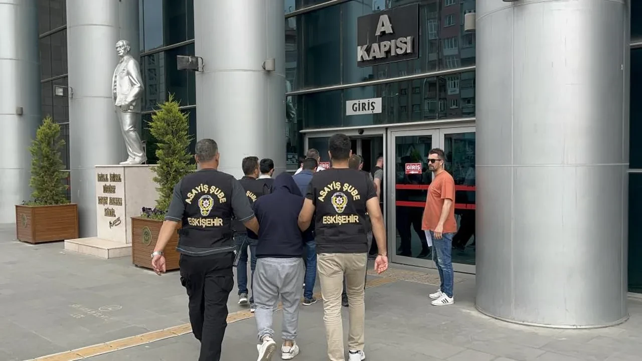 Fuhuş operasyonunda çok sayıda gözaltı var! Bir kadın gözyaşları içinde adliye binasına girdi