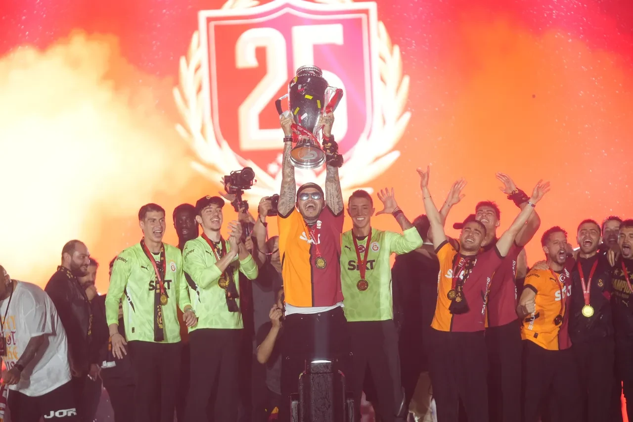 Galatasaray 25. şampiyonluğunu kutluyor!