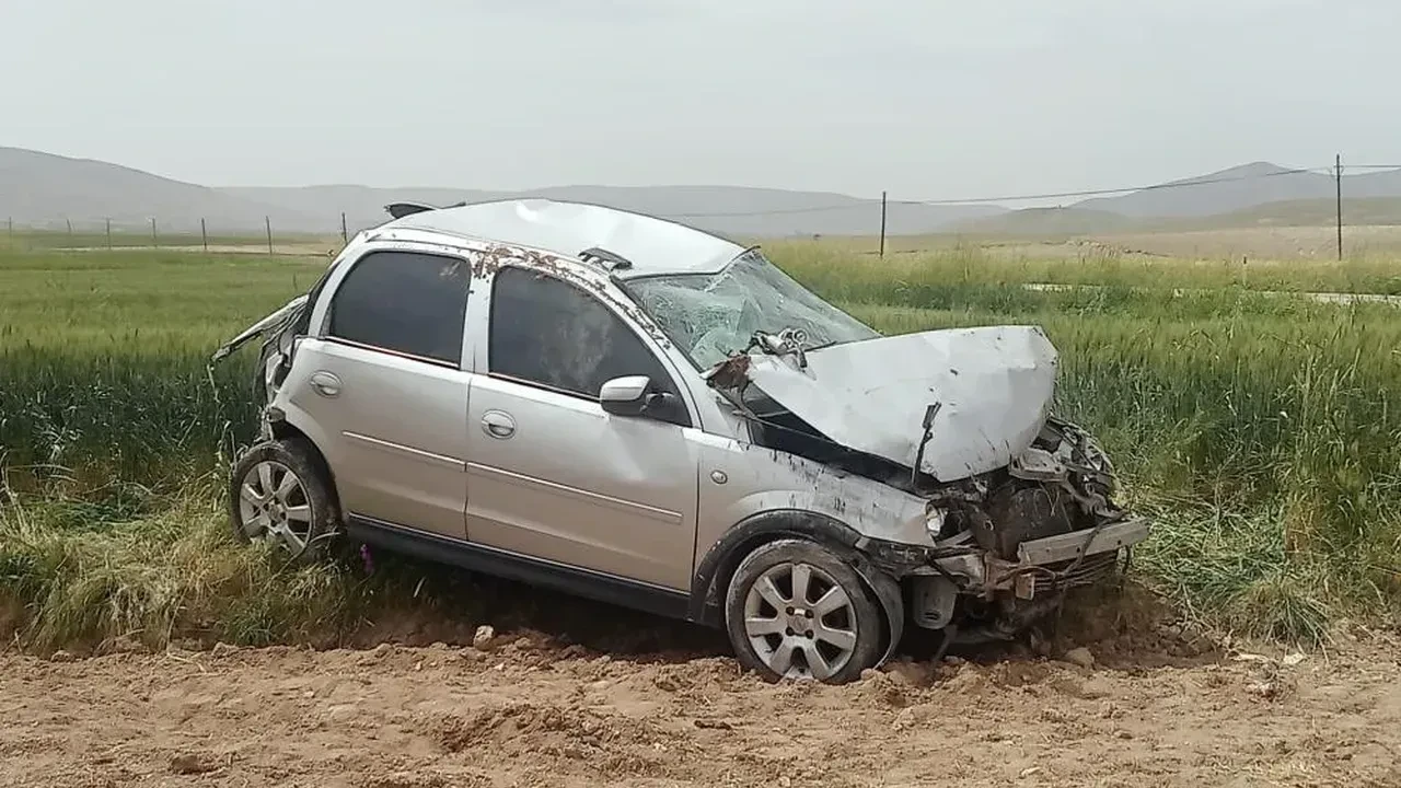 Günyüzü'nde yağmurlu yolda tarlaya sürüklenen öğretmen yaralandı