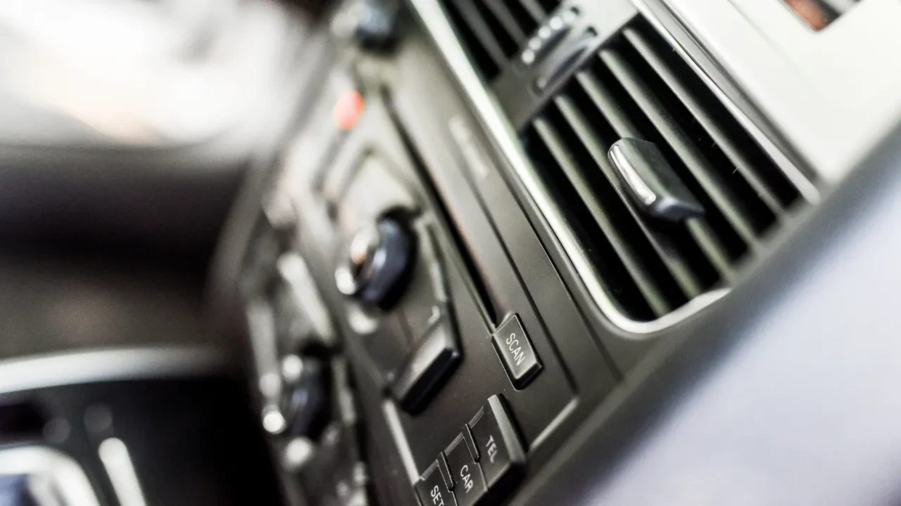 İçi fırın gibi olan arabayı bile anında serinleten tuş! 30 derecede bile etkisini gösteriyor