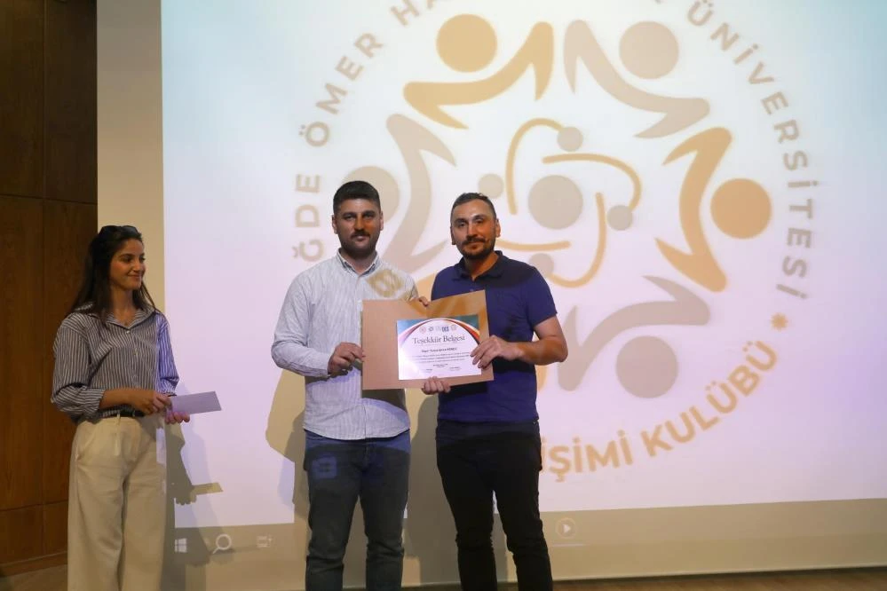 Minikler bilime yön verdi: 3 dakikada tez anlatma yarışmasında ödüller sahiplerini buldu