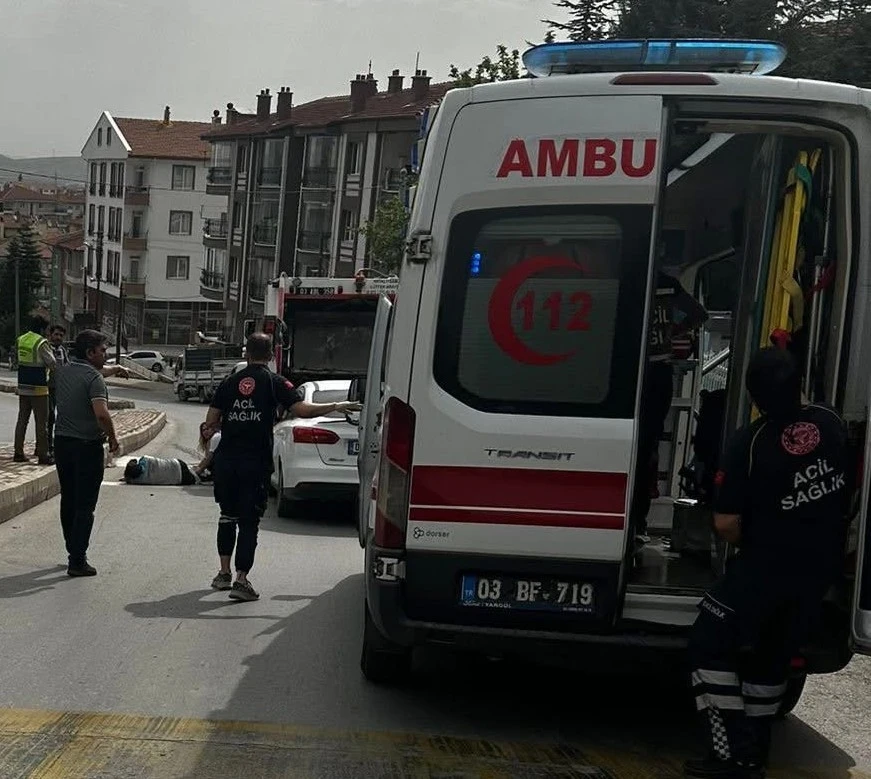 Çöp kamyonuna arkadan çarpan otomobil işçinin ayağını koparttı!