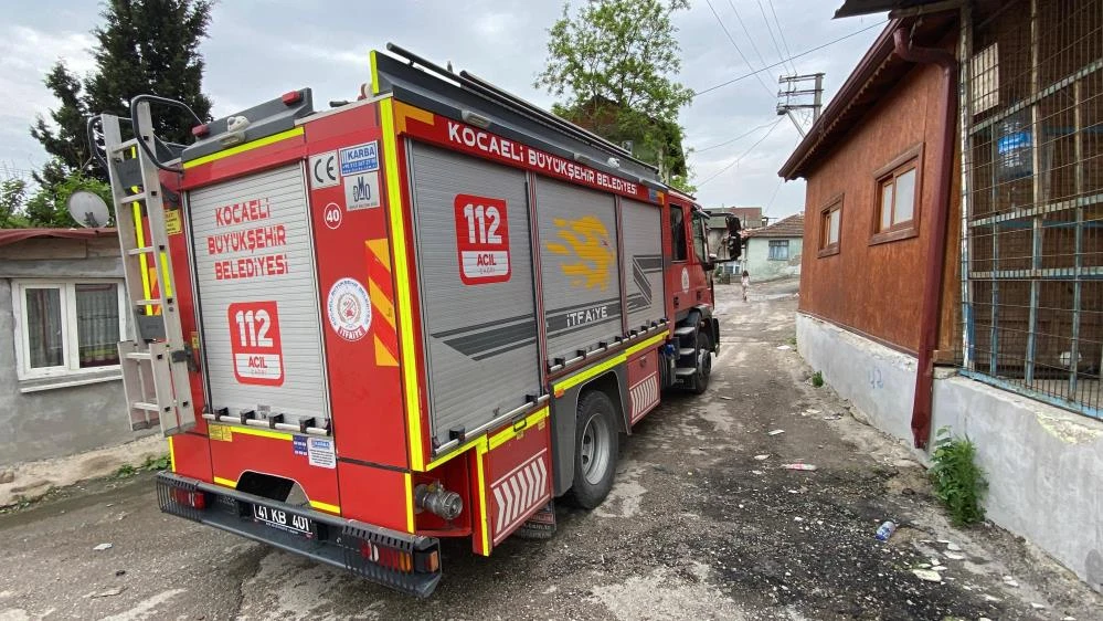 İzmit'te çıkan ev yangınında oda kullanılmaz hale geldi!