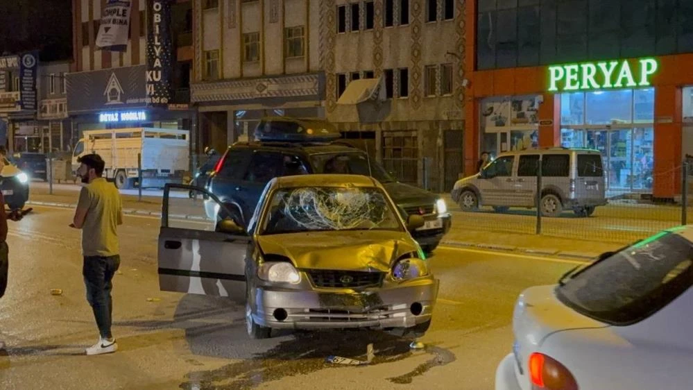 Karabük’te otomobilin çarptığı motosiklet metrelerce sürüklendi!