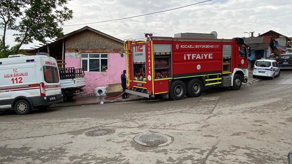 İzmit'te çıkan ev yangınında oda kullanılmaz hale geldi!