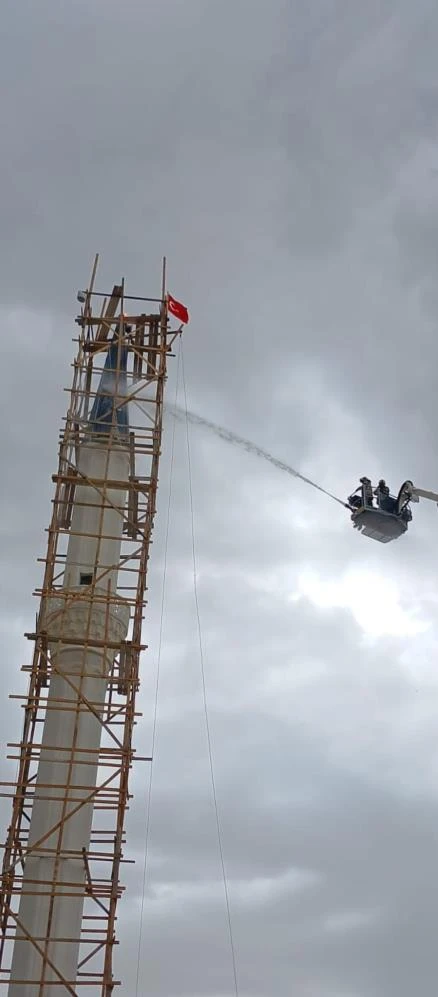 Ankara’da minareye yıldırım düştü, itfaiye müdahale etti!