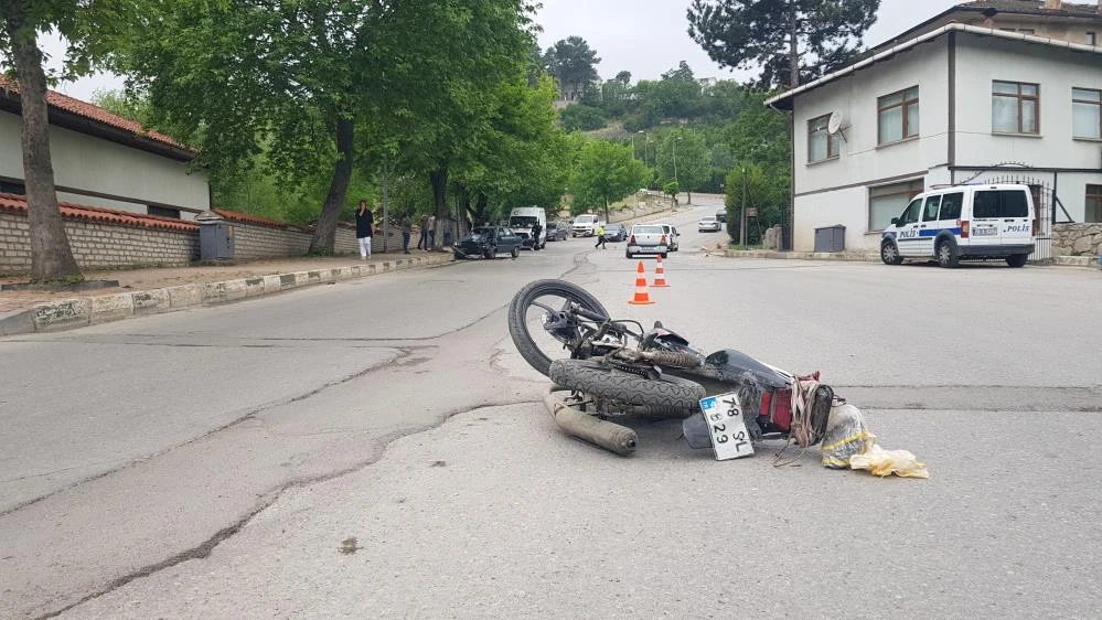 Safranbolu’da otomobil ile motosiklet çarpıştı, 3 yaralı