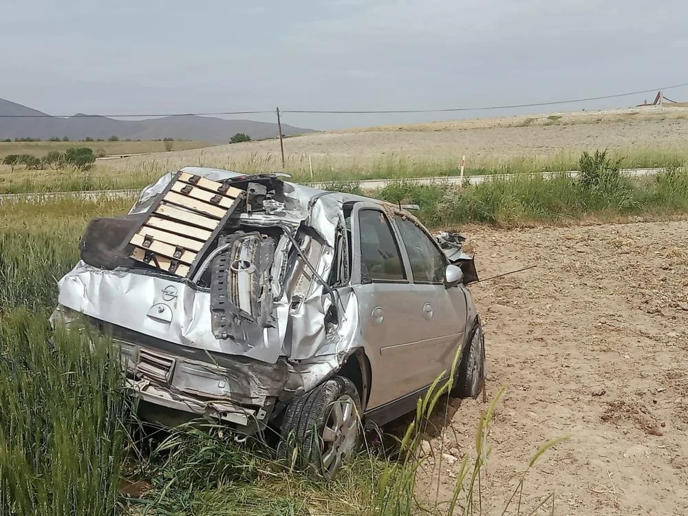 Günyüzü'nde yağmurlu yolda tarlaya sürüklenen öğretmen yaralandı
