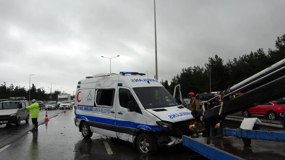 Tuzla’da hasta nakil ambulansı kaza yaptı! Hamile kadın ve sağlık personeli yaralandı
