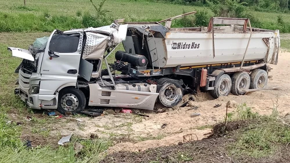 Kastamonu’da hafriyat kamyonu şarampole devrildi, sürücü yaralı