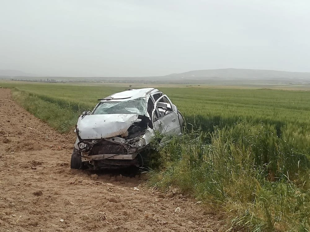 Günyüzü'nde yağmurlu yolda tarlaya sürüklenen öğretmen yaralandı