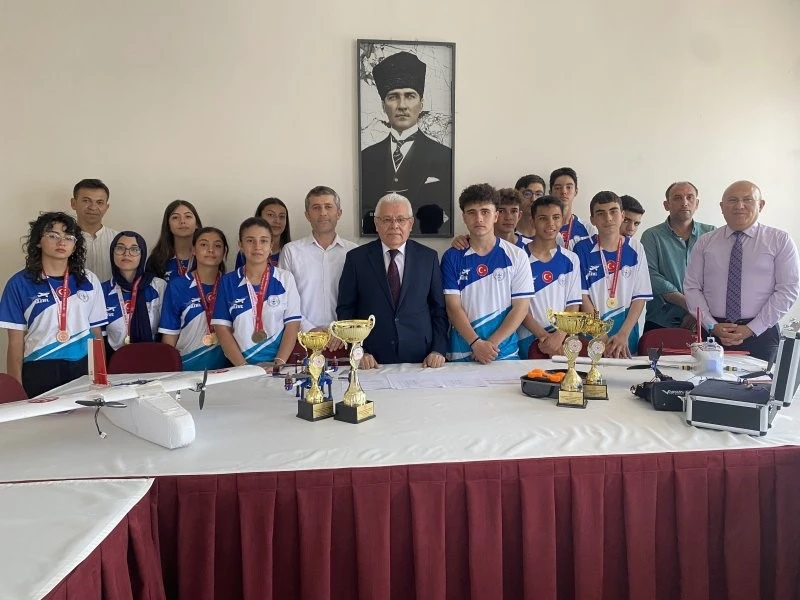 Manisa’nın genç yıldızları spor ve bilimde göz kamaştırıyor!