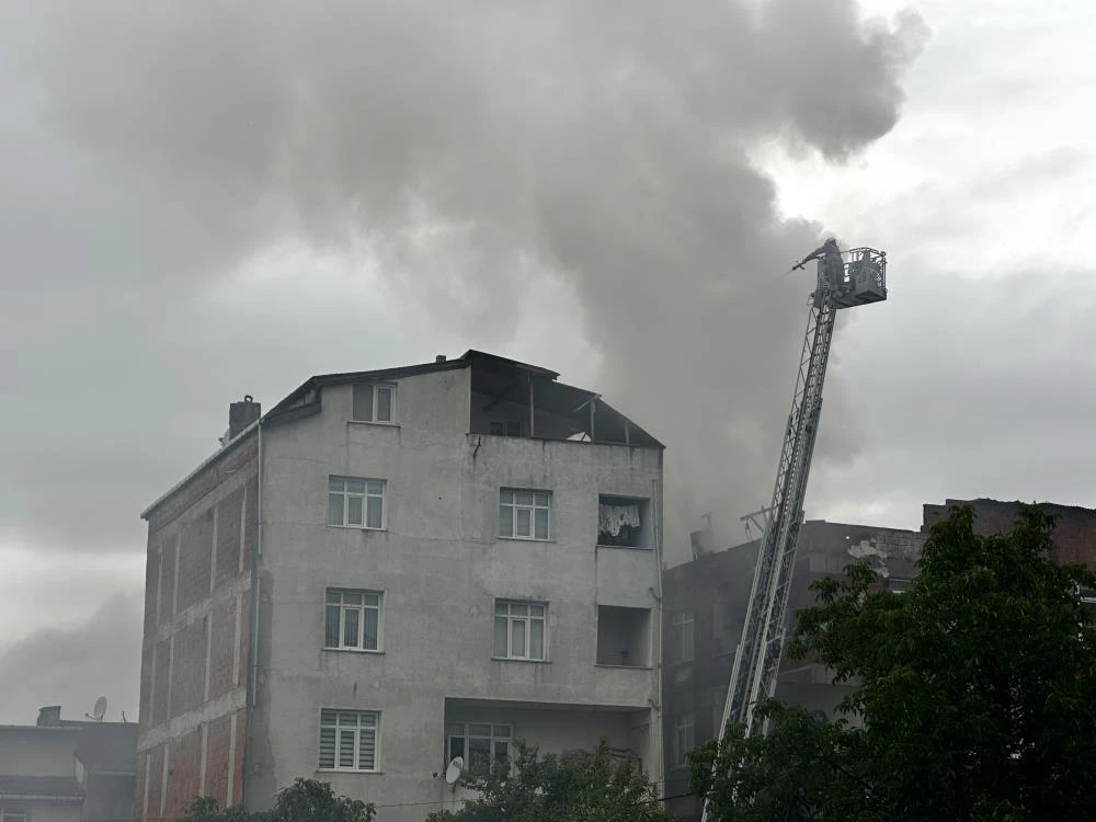 Sultanbeyli’de çıkan yangında iki binada da maddi hasar meydana geldi