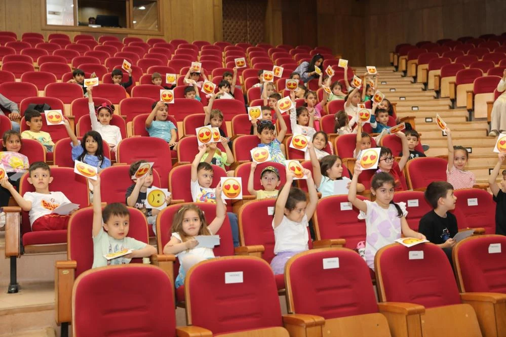 Minikler bilime yön verdi: 3 dakikada tez anlatma yarışmasında ödüller sahiplerini buldu