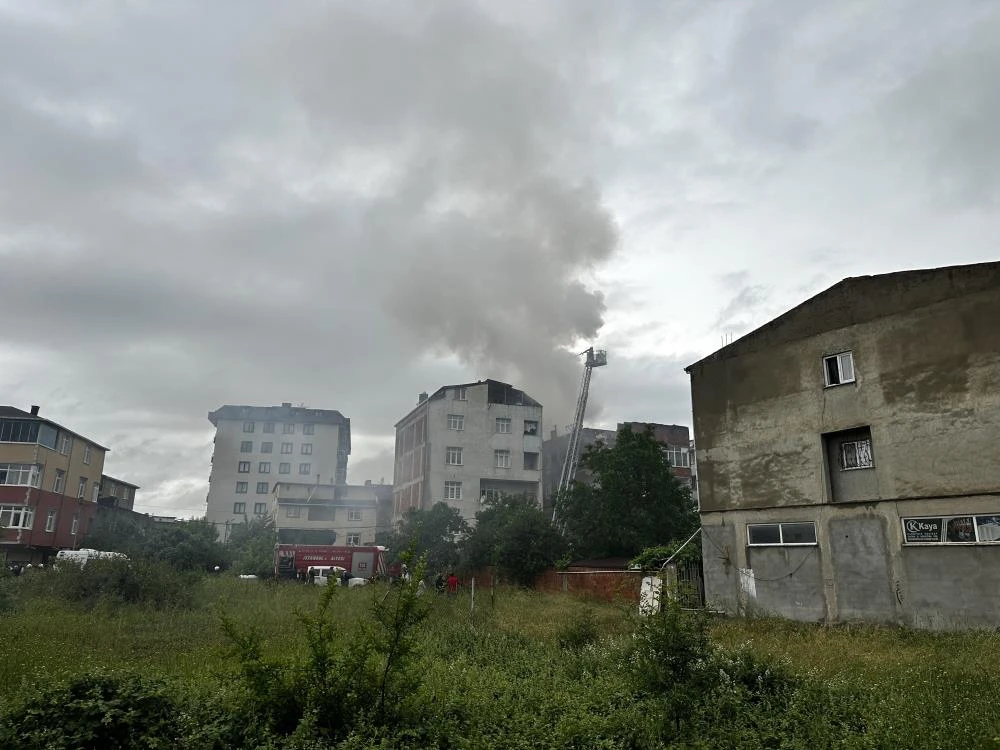 Sultanbeyli’de çıkan yangında iki binada da maddi hasar meydana geldi