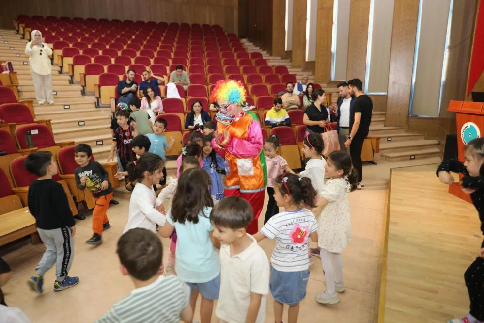 Minikler bilime yön verdi: 3 dakikada tez anlatma yarışmasında ödüller sahiplerini buldu