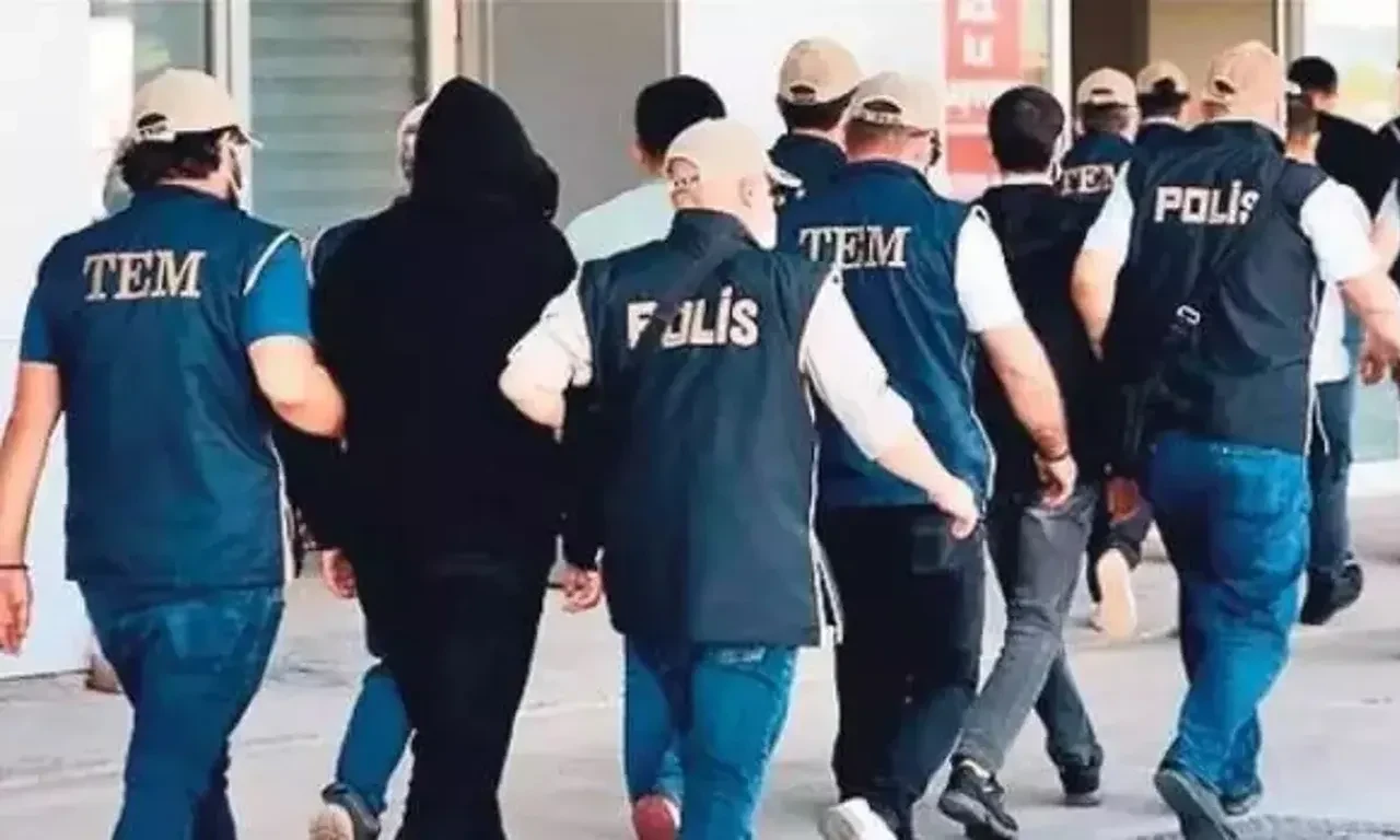 İzmir merkezli 5 ilde FETÖ'ye operasyon! Çok sayıda gözaltı var