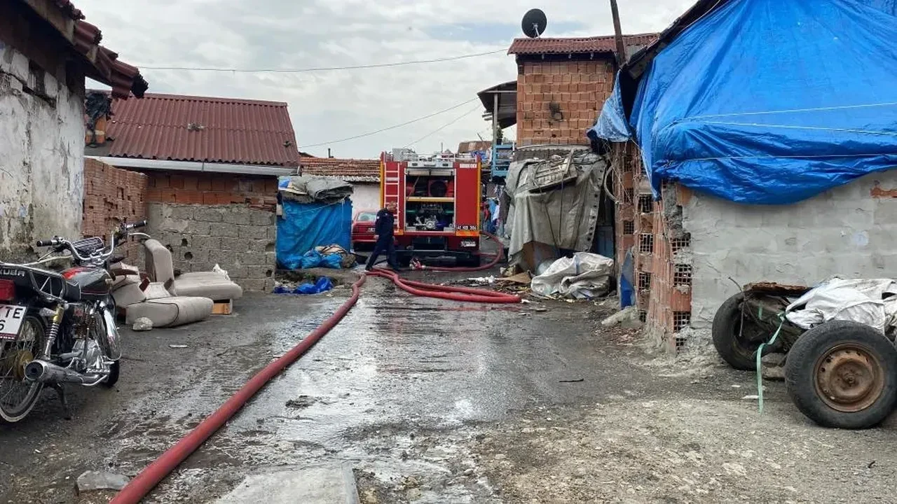 İzmit'te çıkan ev yangınında oda kullanılmaz hale geldi!