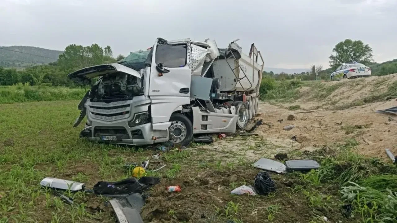 Kastamonu’da hafriyat kamyonu şarampole devrildi, sürücü yaralı