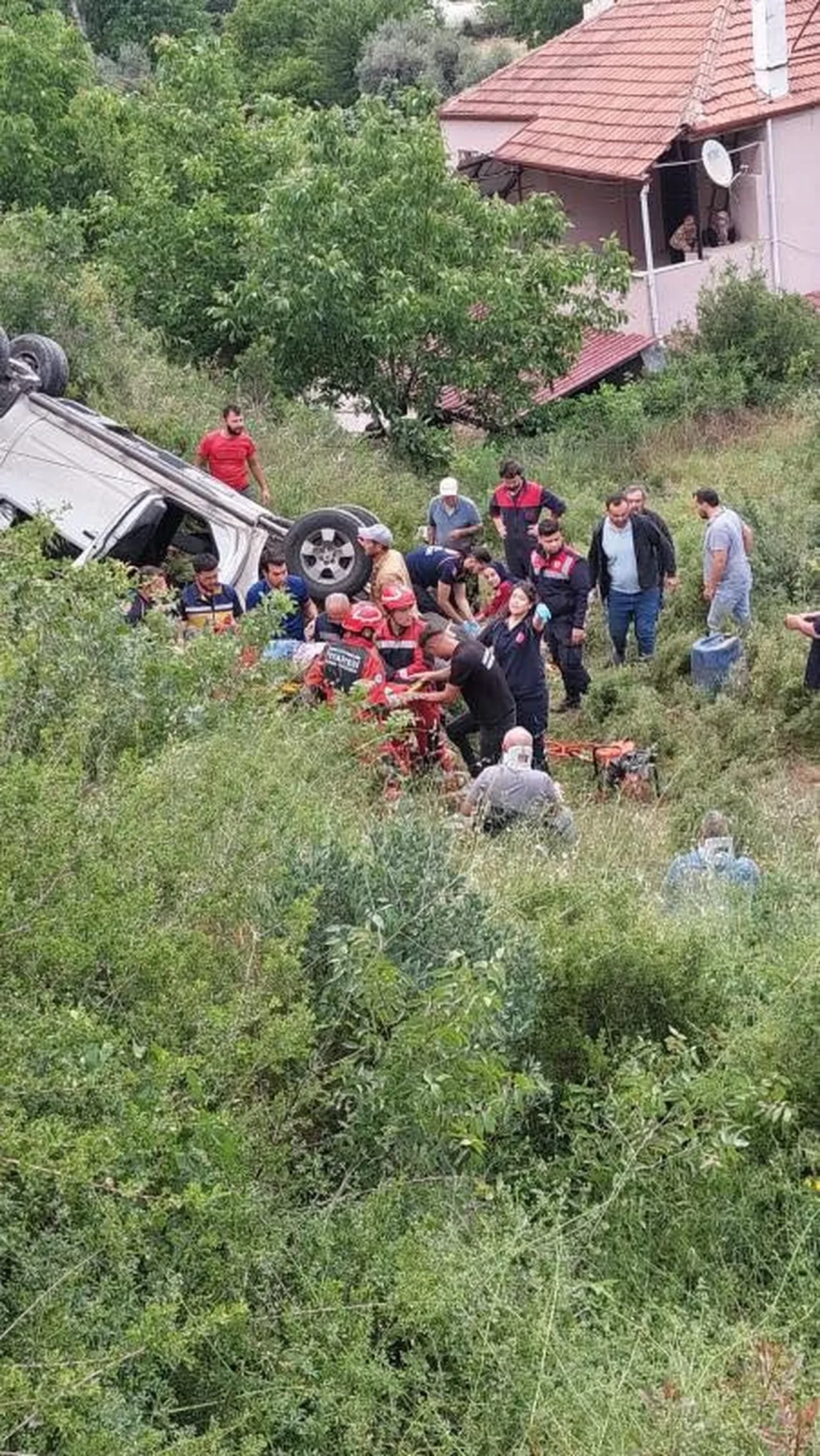 Kontrolden çıktı, şarampole uçtu: Çok sayıda yaralı var