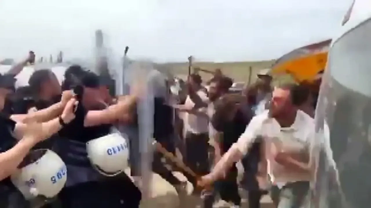 Kurban pazarında meydan savaşı! Polise sopalarla saldırdılar 