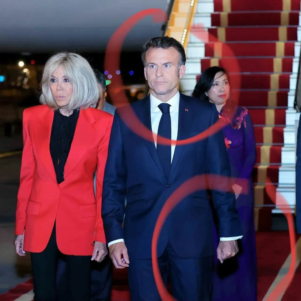Macron'un eşi tarafından tokatlanma görüntüsü gerçek mi? İddialara açıklama geldi