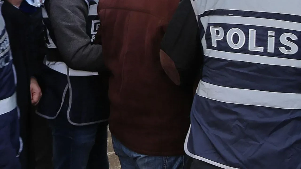 Polisin durdurduğu şüpheli, Interpol'ün aradığı suçlu çıktı