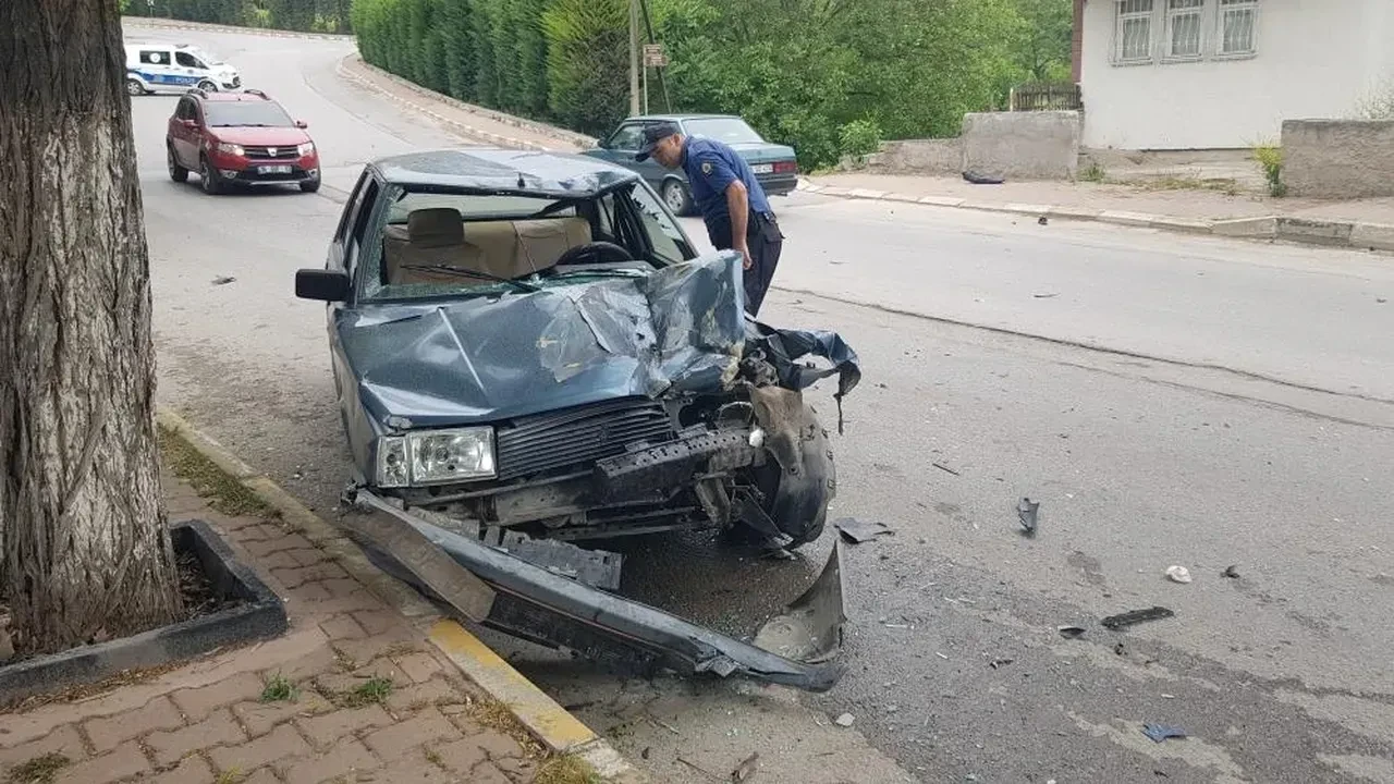 Safranbolu’da otomobil ile motosiklet çarpıştı, 3 yaralı
