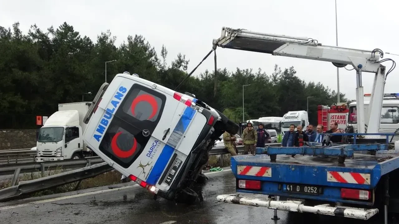 Tuzla’da hasta nakil ambulansı kaza yaptı! Hamile kadın ve sağlık personeli yaralandı