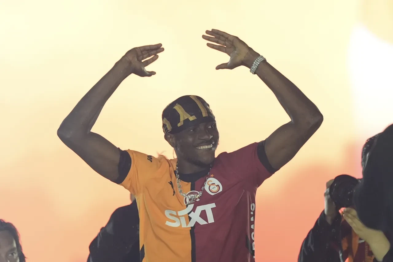 Victor Osimhen Galatasaray'da kalacak mı? Okan Buruk'tan transfer müjdesi