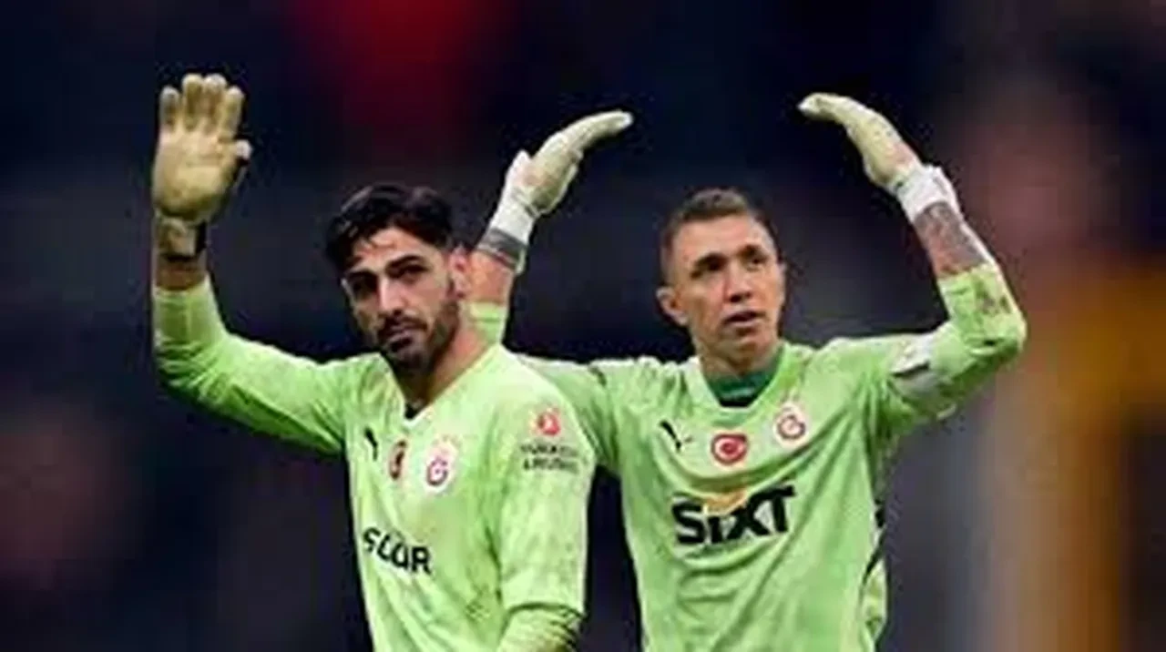 Victor Osimhen Galatasaray'da kalacak mı? Okan Buruk'tan transfer müjdesi