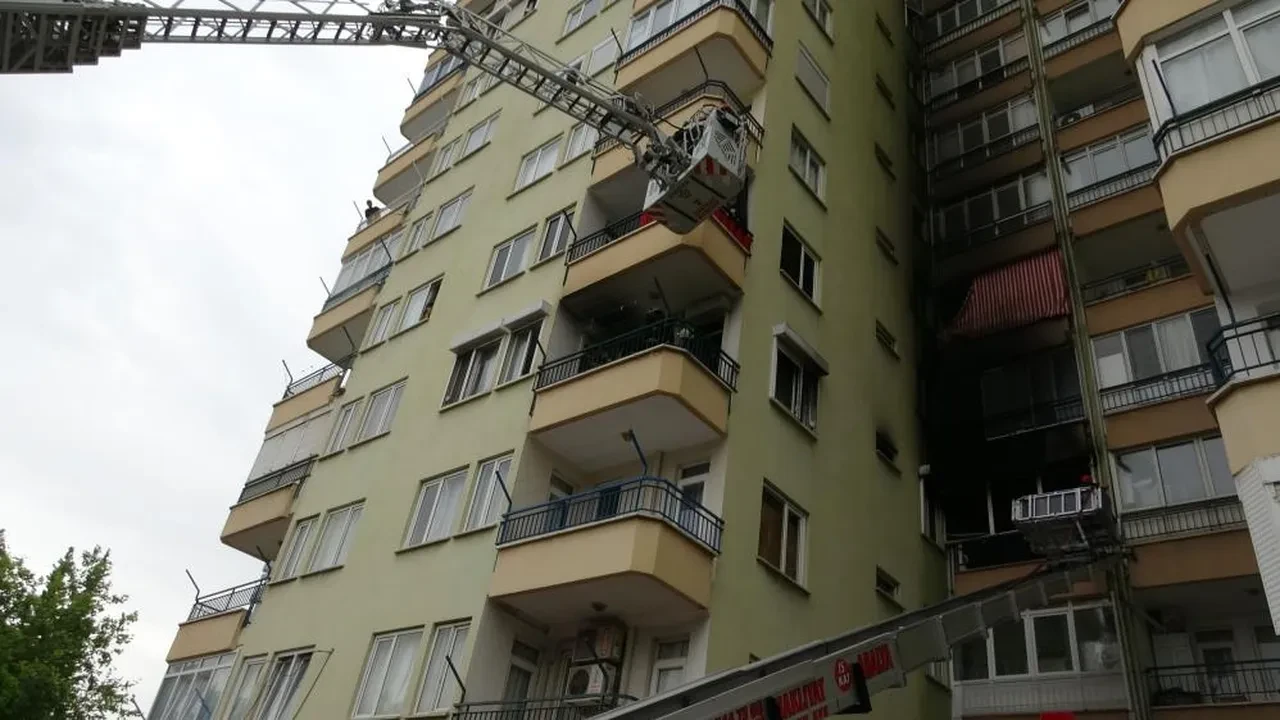 Yangında can pazarı! Balkonda mahsur kaldılar