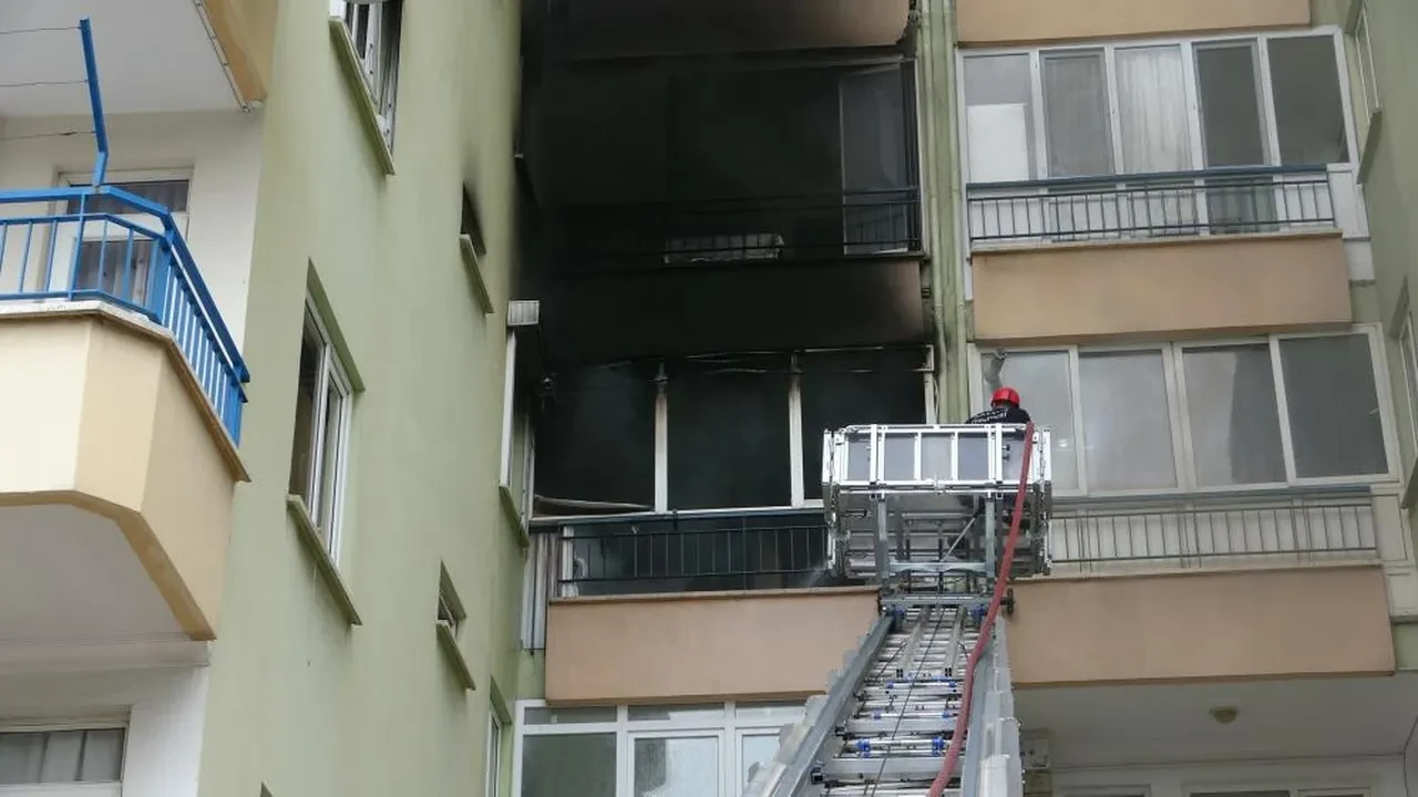 Yangında can pazarı! Balkonda mahsur kaldılar